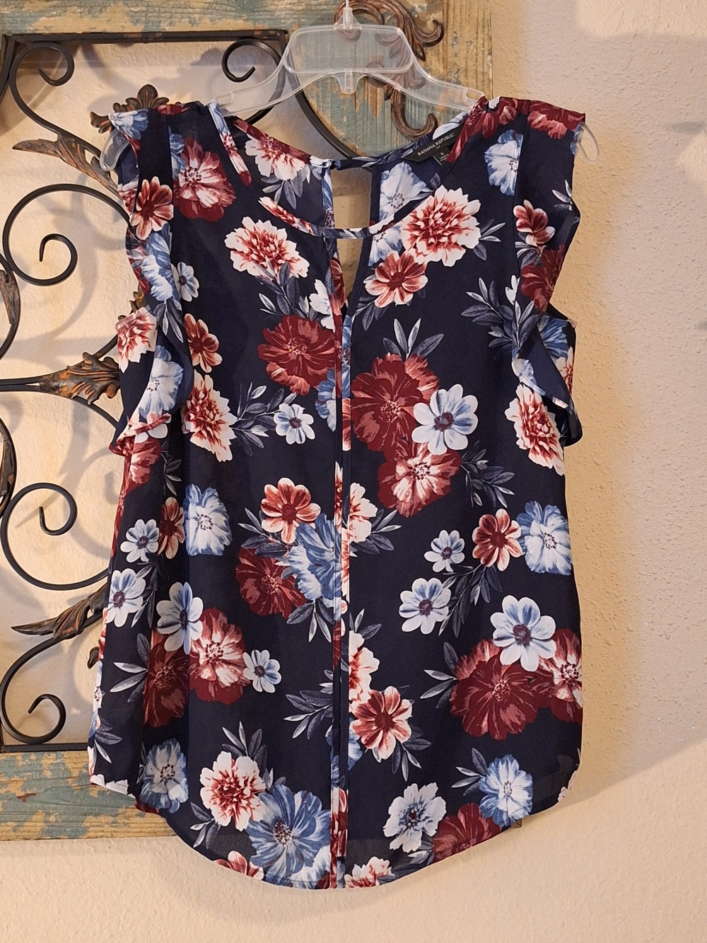 Banana Republic Navy Floral Keyhole Ruffle Sleeve Blouse. Size Small